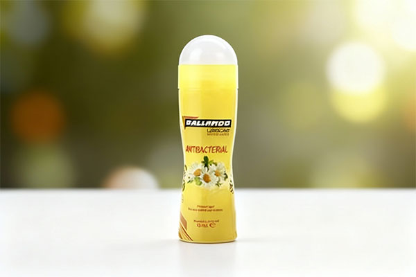 ژل روان کننده آنتی باکتریال گالاردو روی سطح سفید