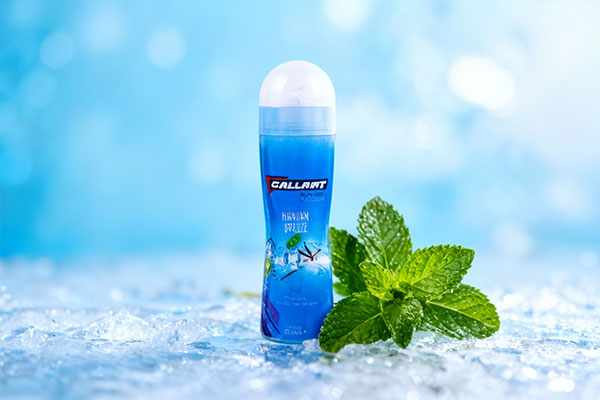 ژل تاخیری گالاردو نعناع و یخ کنار برگ نعنا