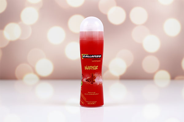 ژل روان کننده و گرم کننده گالارد و دارچین روی سطح سفید