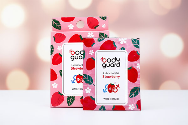 ساشه ژل لوبریکانت توت فرنگی بادیگارد روی سطح سفید