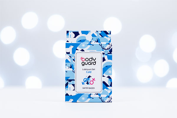 ساشه ژل لوبریکانت خنک کننده بادیگارد روی سطح سفید