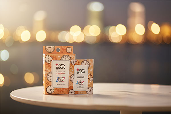 ساشه ژل تأخیری بادیگارد Long Time کنار لیوان آب