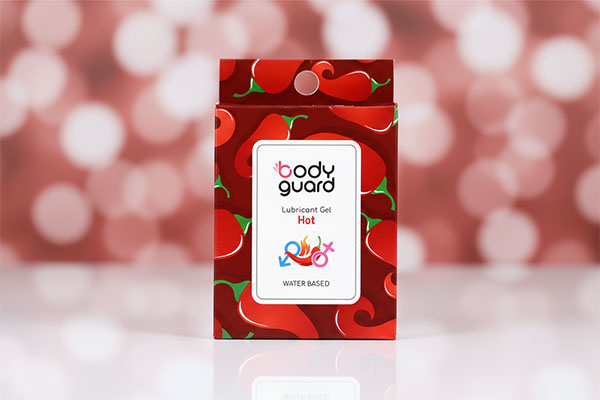 ساشه ژل لوبریکانت گرم کننده بادیگارد روی سطح سفید