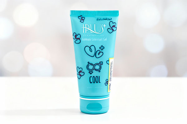 ژل لوبریکانت آی پلاس نعناع و آلوئه ورا روی سطح سفید