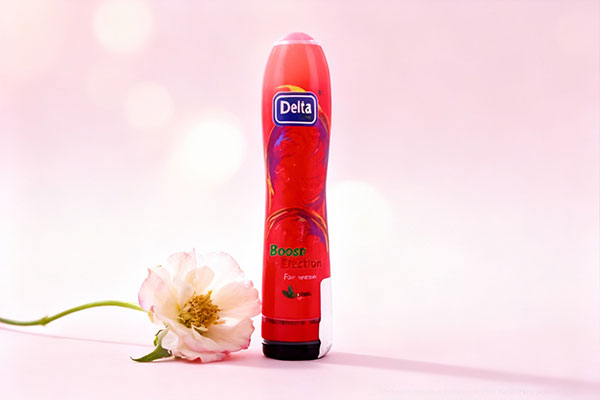 ژل تقویت کننده بانوان دلتا زکس در کنار گل ظریف