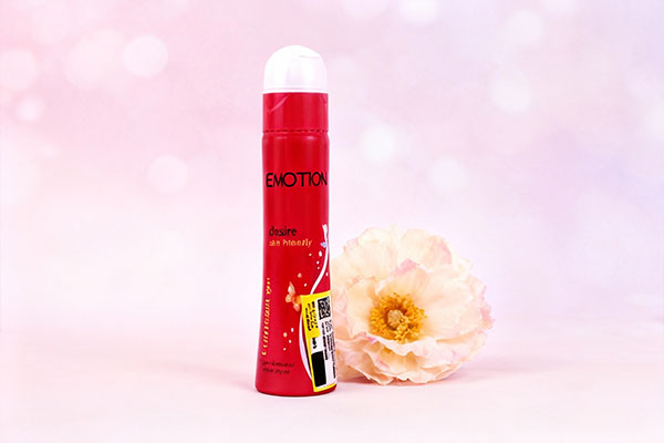 ژل ایموشن صورتی در کنار گل ظریف