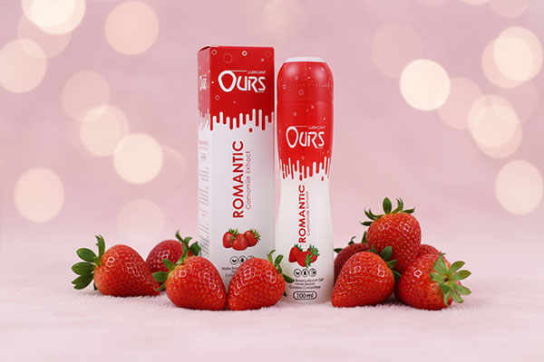 ژل روان کننده اورز رومانتیک توت فرنگی در کنار توت فرنگی تازه