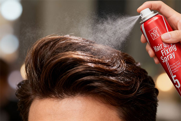 اسپری حالت دهنده مو قوی مای در حال استفاده روی مو