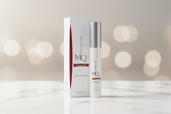 سرم تقویت ابرو ام کیو روی سطح مرمری سفید