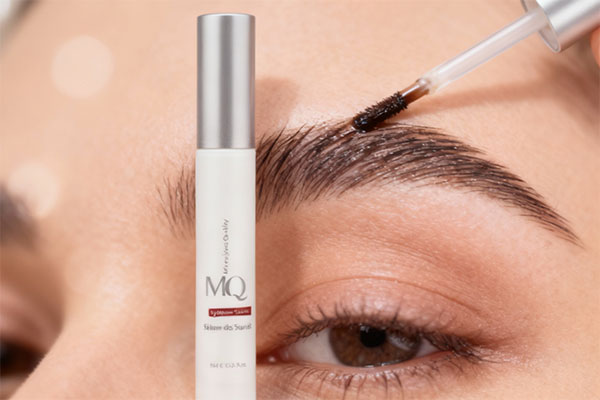 سرم تقویت ابرو ام کیو روی سطح مرمری سفید