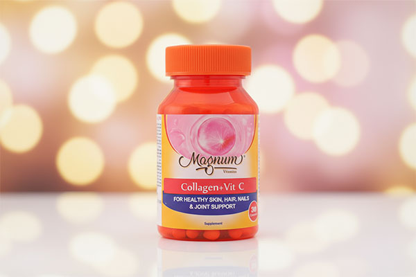 تصویر کپسول کلاژن و ویتامین C مگنوم روی سطح سفید