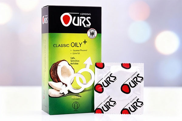 کاندوم کلاسیک اورز مدل +OILY بسته 12 عددی روی سطح سفید