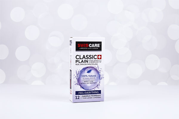 کاندوم کلاسیک پلین سوئیس کر بسته 12 عددی روی سطح سفید