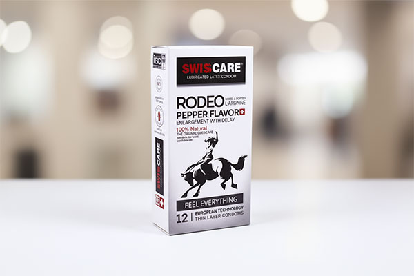 کاندوم بزرگ کننده و تاخیری خاردار سوئیس کر مدل RODEO روی سطح سفید