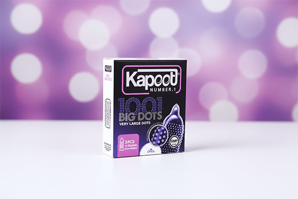 کاندوم خاردار بیگ داتس کاپوت 3 عددی روی سطح سفید