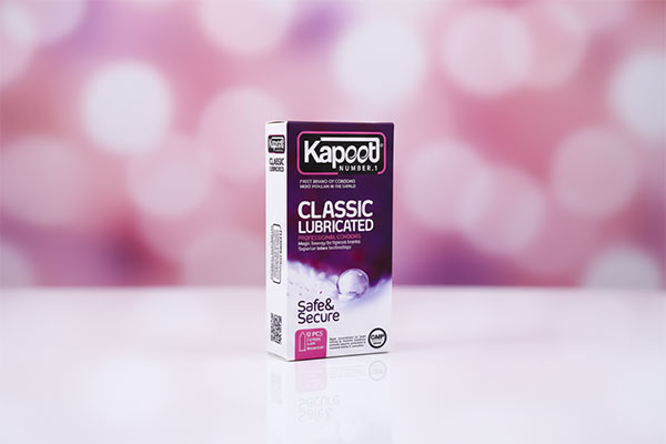 کاندوم کلاسیک کاپوت 12 عددی روی سطح سفید