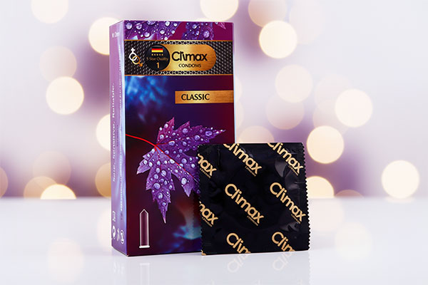 کاندوم ساده کلایمکس مدل Classic بسته 12 عددی روی سطح سفید