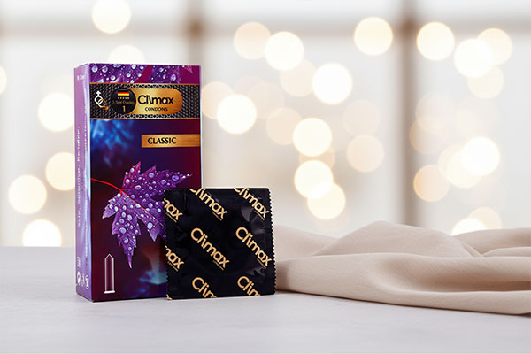 کاندوم کلاسیک کلایمکس در کنار پارچه با رنگ خنثی