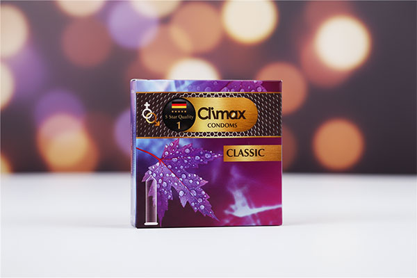 کاندوم ساده کلایمکس مدل Classic بسته 3 عددی روی سطح سفید