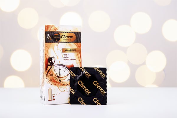 کاندوم تاخیری وانیل کلایمکس 12 عددی روی سطح سفید