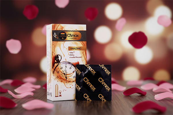 کاندوم تاخیری وانیل کلایمکس 12 عددی روی سطح سفید