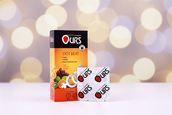 کاندوم تاخیری Dot Beat اورز 12 عددی روی سطح سفید