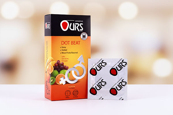 کاندوم تاخیری Dot Beat اورز 12 عددی روی سطح سفید