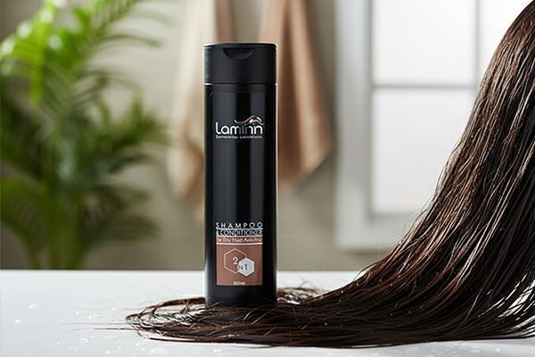 شامپو کراتینه و نرم کننده لامینین روی قفسه حمام