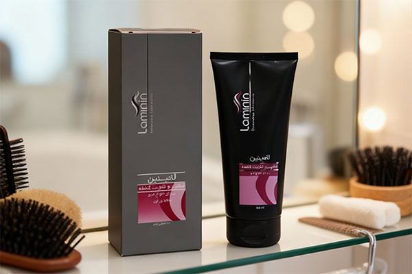 شامپو تقویت کننده لامینین روی قفسه حمام