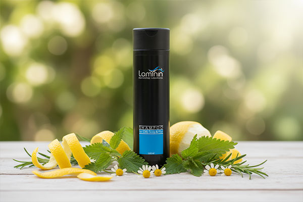 شامپو موهای چرب لامینین روی قفسه حمام