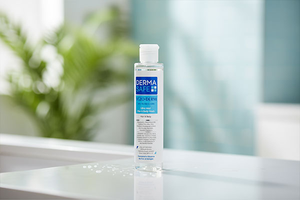 شامپو سر و بدن اگزودرم درماسیف پوست خیلی خشک روی پیشخوان حمام