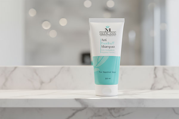 شامپو ضد شوره موهای معمولی مدیلن کنار موهای خیس