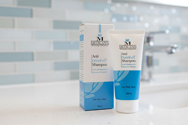 شامپو ضد شوره موهای چرب مدیلن روی پیشخوان حمام