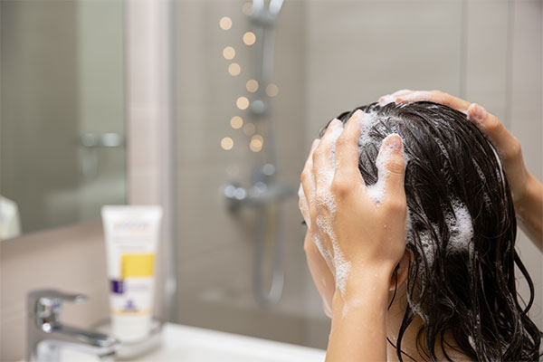 استفاده از شامپو ضد خارش نوپریت برای پوست سر حساس