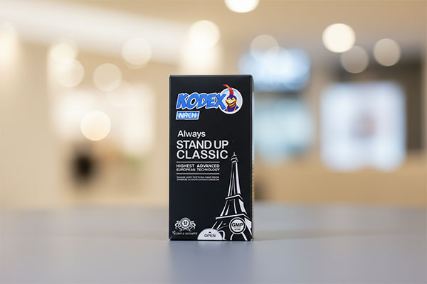 نمای نزدیک از بستهبندی کاندوم استنداپ کلاسیک کدکس