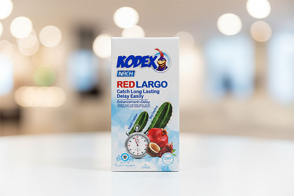 کاندوم تاخیری رد لارگو کدکس 12 عددی روی سطح سفید