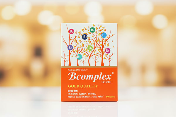 قرص ویتامین ب کمپلکس فورت مولتی نرمال روی سطح سفید