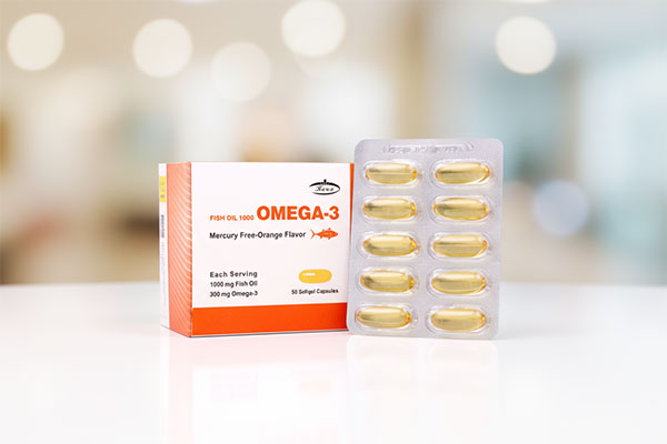 کپسول امگا 3 1000 کارن 50 عددی روی سطح سفید