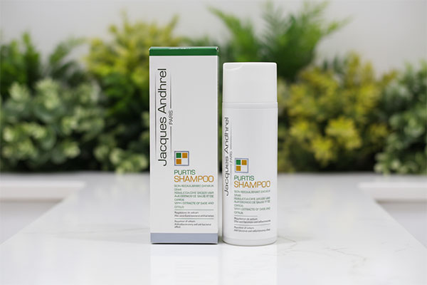 شامپو موهای چرب ژاک آندرل روی پیشخوان حمام