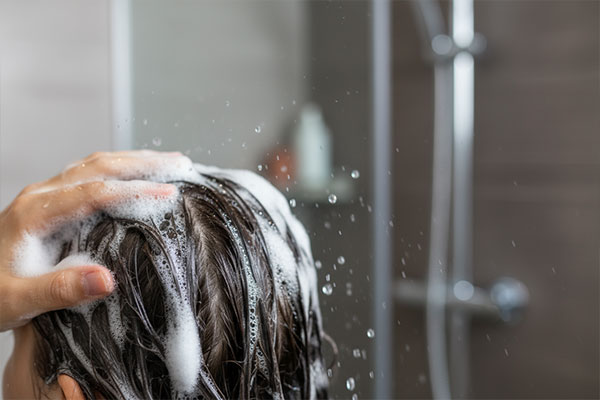 شستشوی مو با شامپو موهای چرب ژاک آندرل