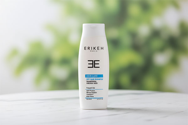 شامپو موهای خشک اریکه روی سطح مرمر سفید