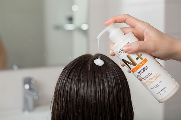 شامپو روزانه +N پریم در حال استفاده روی موهای خیس