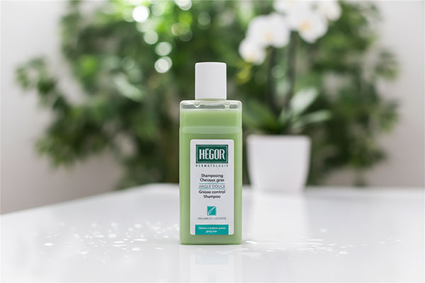 شامپو موی چرب آرژیل دوس هگور روی پیشخوان حمام