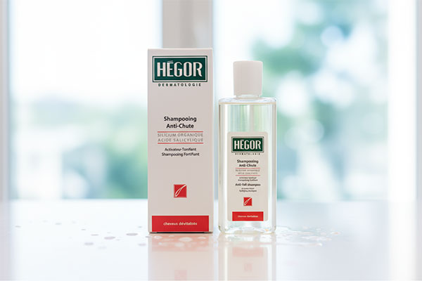 شامپو تقویت کننده مو هگور روی پیشخوان حمام