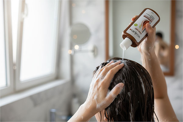استفاده از شامپو ضد ریزش اسکالپیا برای تقویت موها