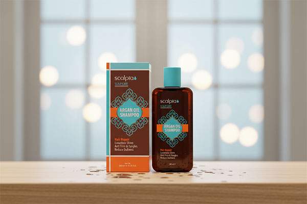 شامپو روغن آرگان اسکالپیا روی قفسه حمام