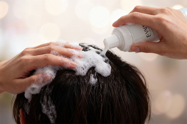 کاربرد شامپو فوم تقویت موهای کاشته شده پالمینکس اویدرم روی پوست سر