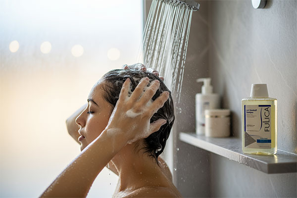 شامپو ضد شوره روزانه فولیکا در حال استفاده