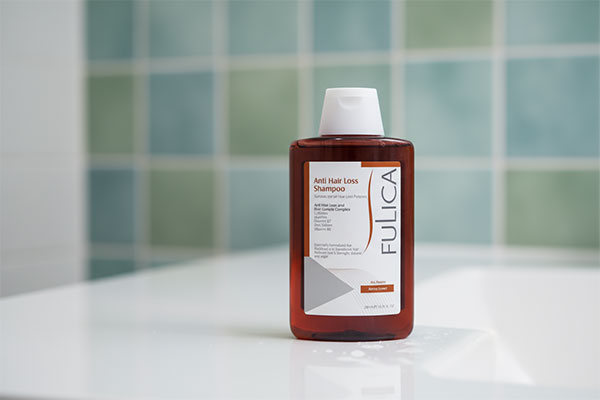 شامپو تقویت کننده ضد ریزش فولیکا روی پیشخوان حمام