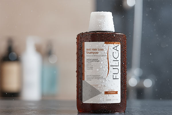 نمای نزدیک شامپو ضد ریزش فولیکا با قطرات آب